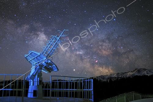 Biosphoto | 2482881 | A radio telescope is working under the Milky Way galaxy at Nanshan observatory near Urumchi, Xinjiang, China. Mars is visible near the center of galaxy. | © Jeff Dai / Stocktrek Images / Biosphoto