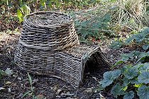 Biosphoto | 1250761 | Abri en osier à hérissons dans un jardin | &copy; NouN / Biosphoto