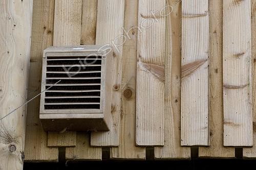 Biosphoto | 1330252 | Abri pour coccinelles accroché à une cabane au jardin | &copy; NouN / Biosphoto