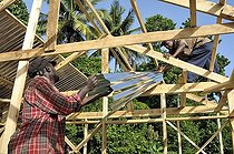 Biosphoto | 1604324 | After the massive earthquake in January 2010 a German aid organizations is training local construction workers, roofers, here the construction of earthquake-proof houses, Coq Chante village near Jacmel, Haiti, Caribbean, Central America | © Florian Kopp / imageBROKER / Biosphoto