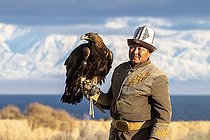 Biosphoto | 2593210 | Aiglier kirghize et son aigle au bord du lac Issik-kul, Kirghizistan | &copy; Bastien Chaix / Biosphoto