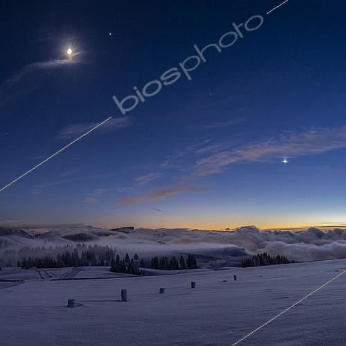 Biosphoto | 2624282 | Alignment of 3 visible planets in the evening sky: the brightest, Venus, is closest to the horizon, followed by Saturn, which is less prominent but clearly distinguishable to the naked eye. Jupiter completes this planetary string, accompanied by a large crescent moon, seen from Semnoz above Annecy in the Bauges massif, Haute-Savoie, France. | &copy; Philippe Jacquot / Biosphoto