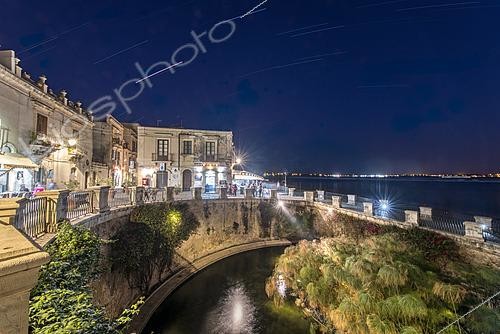 Biosphoto | 2624520 | Alpha Virginis and Jupiter in the constellation Virgo above the Fountain of Arethusa, Syracuse, Ortygia, Italy. | &copy; Philippe Jacquot / Biosphoto