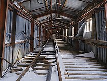 Biosphoto | 2546445 | Ancien chemin de fer couvert, accès à la mine. Pyramiden, colonie minière russe abandonnée au Billefjorden, île Spitzberg dans l'archipel du Svalbard, Norvège. Arctique | &copy; Martin Zwick / Biosphoto