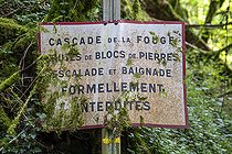 Biosphoto | 2588044 | Ancien panneau recouvert de mousse installé le long du chemin menant à la cascade de la fouge spécifiant l'interdiction de l'escalade et de la baignade, dans le Bugey à Cerdon, France. Interdiction d’accès par mesure de précaution par les municipalités à des sites naturels utilisés comme site de loisir nature outdoor. | &copy; Antoine Boureau / Biosphoto
