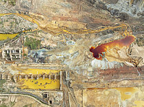 Biosphoto | 2609314 | Ancien site minier et teinte rouge-orange profonde de l'eau d'un étang dans la zone riche en minéraux des mines de Rio Tinto. La couleur est due à l'oxydation des minéraux de fer. Vue aérienne. Prise de vue par drone. Province de Huelva, Andalousie, Espagne. | &copy; Thomas Dressler / Biosphoto