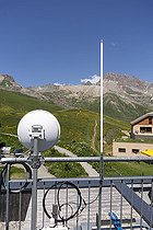 Biosphoto | 2588024 | Antenne de transmission de la technologie LoRa (LoRaWAN est un protocole de communication radio) et parabole permettant la réception du wi-fi sur le toit terrasse du jardin du Lautaret, à Villar-d'Arène, France. | &copy; Antoine Boureau / Biosphoto