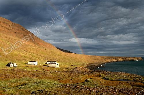 Biosphoto | 2589231 | Arc-en-ciel sur le hameau de l'île Stewart sur la côte Est du Groenland | &copy; Pierre Vernay / Biosphoto