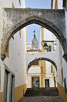 Biosphoto | 1605561 | Arches over an alley, Evora, UNESCO World Heritage Site, Alentejo, Portugal, Europe | © Florian Kopp / imageBROKER / Biosphoto