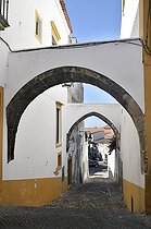 Biosphoto | 1605565 | Arches over an alley, Evora, UNESCO World Heritage Site, Alentejo, Portugal, Europe | © Florian Kopp / imageBROKER / Biosphoto
