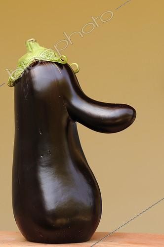 Biosphoto | 609756 | Aubergine en forme de bonhomme | &copy; Denis Bringard / Biosphoto