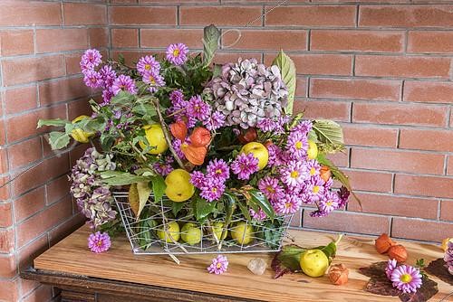 Biosphoto | 2155950 | Autumn bouquet composed of chrysanthemums, hydrangea, physalis and quinces | &copy; Yann Avril / Biosphoto