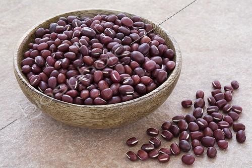 Biosphoto | 925251 | Azuki bean seeds in a wooden bowl  | &copy; Frédérique Bidault / Biosphoto