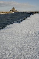 Biosphoto | 1233562 | Baie du  Mont-Saint-Michel sous la neige en hiver France | &copy; Vincent M. / Biosphoto