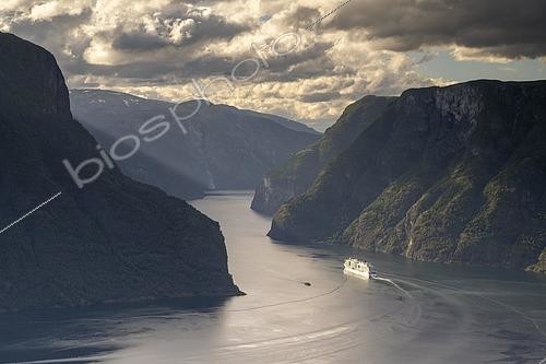 Biosphoto | 2563348 | Bateau dans un Fjord étroit, Sognefjord, Norvège, Europe | &copy; Robert Haasmann / imageBROKER / Biosphoto