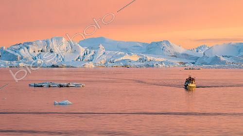 Biosphoto | 2407332 | Bateau de touristes en visite dans la réserve de la biosphère d'Ilulissat, Groenland | &copy; Raphaël Sané / Biosphoto