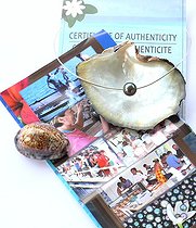 Biosphoto | 2041942 | Bijou avec Perle noire de Tahiti et certificat d'authencité | &copy; Laurent Lhoté / Biosphoto