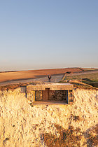 Biosphoto | 2610017 | Blockhaus de la Seconde Guerre mondiale perché au bord d’une falaise soumise à l’érosion. Ce bunker, menacé de basculer dans le vide, est récemment devenu viral sur TikTok. Cap Blanc -Nez, Pas-de-Calais, France | &copy; Yann Avril / Biosphoto