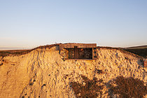 Biosphoto | 2610018 | Blockhaus de la Seconde Guerre mondiale perché au bord d’une falaise soumise à l’érosion. Ce bunker, menacé de basculer dans le vide, est récemment devenu viral sur TikTok. Cap Blanc -Nez, Pas-de-Calais, France | &copy; Yann Avril / Biosphoto