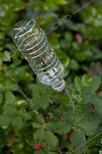 Biosphoto | 890745 | Bottle to kill a bramble in a garden | &copy; Philippe Giraud / Biosphoto