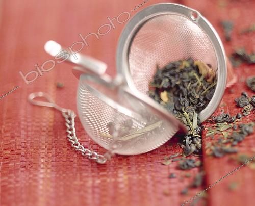 Biosphoto | 20364 | Boule à Thé avec feuilles ; page 144/145 du livre | &copy; Sophie Boussahba / Biosphoto