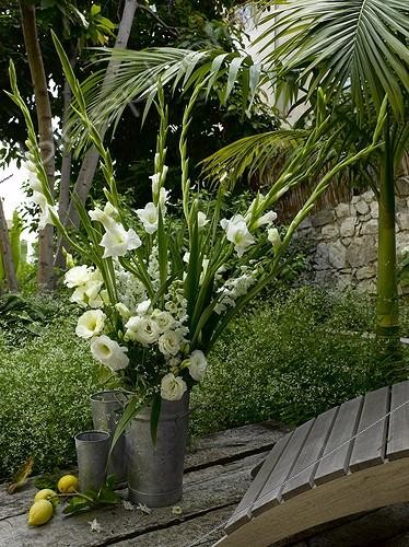 Biosphoto | 647474 | Bouquet de Glaïeuls et Lisianthus sur une terrasse de jardin | &copy; Gilles Le Scanff & Joëlle-Caroline Mayer / Biosphoto