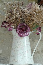 Biosphoto | 2546312 | Bouquet of dried flowers in an iron pot | &copy; Catherine Fruhinsholz / Biosphoto
