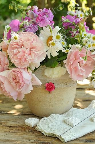 Biosphoto | 2526650 | Bouquet of garden flowers: daisies, roses, sweet peas, asters, hearts and lace for decoration | &copy; Catherine Fruhinsholz / Biosphoto