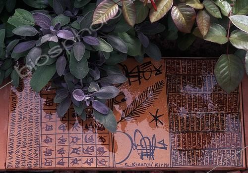 Biosphoto | 1503716 | Bowl in a garden ; Landscapers: Ossart-Maurières<br>Bowls: Rachid Koraïchi | &copy; Gilles Le Scanff & Joëlle-Caroline Mayer / Biosphoto