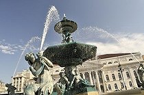 Biosphoto | 1600470 | Bronze fountain and National Theater, Teatro Nacional, on the square Praca Rossio, Baixa District, Lisbon, Portugal, Europe | © Florian Kopp / imageBROKER / Biosphoto