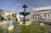 Biosphoto | 1600471 | Bronze fountain and National Theater, Teatro Nacional, on the square Praca Rossio, Baixa District, Lisbon, Portugal, Europe | © Florian Kopp / imageBROKER / Biosphoto