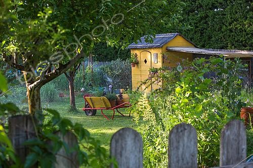 Biosphoto | 2084090 | Brouette et cabane au jardin potager, Provence, France | &copy; Philippe Giraud / Biosgarden / Biosphoto