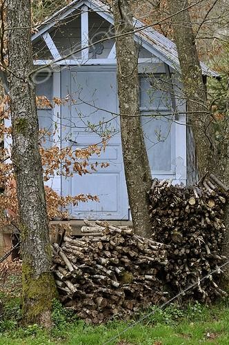 Biosphoto | 1637268 | Cabane bleue et tas de bois Jardin des Rouges Vis France | &copy; Denis Bringard / Biosphoto