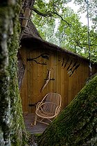 Biosphoto | 1251237 | Cabane en bois perchée à 8 m de hauteur dans un chêne | &copy; Franck Fouquet / Biosphoto
