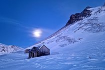 Biosphoto | 2602141 | Cabanes de Cap Brewster à la pleine lune, Détroit de Scoresby, ScoresbySund, Groenland | &copy; Pierre Vernay / Biosphoto
