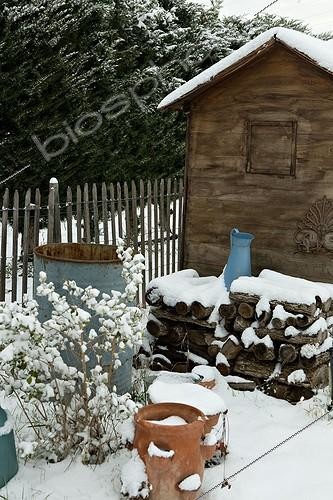 Biosphoto | 696683 | Cabin in the snow garden in Provence  | &copy; Philippe Giraud / Biosphoto