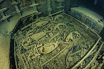 Biosphoto | 2544085 | Camion chargé de motos BSA M20 et Norton 16H situé dans l'une des cales à l'intérieur de l'épave du SS Thistlegorm, un cargo à vapeur britannique construit dans le nord-est de l'Angleterre en 1940 et coulé par des bombardiers allemands en 1941. Près de Ras Mohammed, péninsule du Sinaï, mer Rouge, Égypte. | &copy; Franco Banfi / Biosphoto