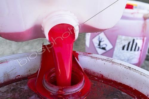 Biosphoto | 2577542 | Canister for the preparation of a suspension concentrate for the treatment of wheat with a fungicide and insecticide, which may cause environmental hazards and have adverse effects on organisms in the aquatic environment. | &copy; Claudius Thiriet / Biosphoto