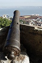 Biosphoto | 1600486 | Cannon overlooking the historic town centre from the originally Moorish castle Castelo Sao Jorge, Lisbon, Portugal, Europe | © Silvana Guilhermino / imageBROKER / Biosphoto