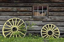 Biosphoto | 1601930 | Cartwheels painted yellow in front of a log cabin, historic town Barkerville, British Columbia, Canada, North America | © Olaf Krueger / imageBROKER / Biosphoto