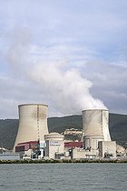 Biosphoto | 2588057 | Centrale nucléaire de Cruas Meysse en Ardèche vue depuis la Drome sur la rive gauche du fleuve Rhône a La Coucourde, France. | &copy; Antoine Boureau / Biosphoto