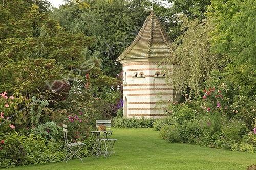 Biosphoto | 1001483 | Chaises Bosquet et Pigeonnier Le Jardin des Lianes ; Cornouiller 'Satomi'. Le Jardin des Lianes | &copy; Hervé Lenain / Biosphoto