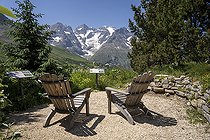Biosphoto | 2588022 | Chaises en bois pour observer la faune et la flore du jardin devant les montagne des Ecrins au jardin botanique du Lautaret, à Villar-d'Arène, France. | &copy; Antoine Boureau / Biosphoto