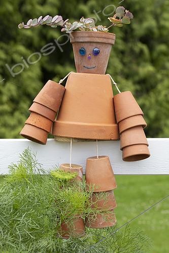 Biosphoto | 2493644 | Character in terracotta pots on a fence | &copy; Frédéric Tournay / Biosphoto