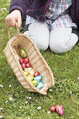 Biosphoto | 2128330 | Chasse aux oeufs de Pâques dans un jardin, Pas de Calais, France | &copy; Yann Avril / Biosphoto