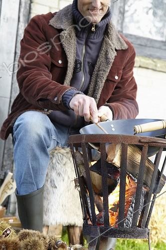 Biosphoto | 1633011 | Châtaigne ; Roasting chestnuts | &copy; Visions Botanical / Visions Pictures / Biosphoto