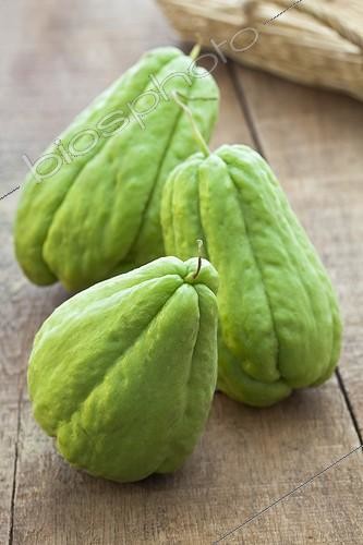 Biosphoto | 1827047 | Chayotes sur une table | &copy; Frédérique Bidault / Biosphoto