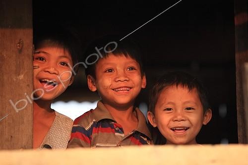 Biosphoto | 1136560 | Children watching the sunset in Burma | &copy; Antoine Boureau / Biosphoto