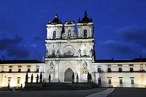 Biosphoto | 1605660 | Church and monastery of Santa Maria in Alcobaça, Mosteiro de Santa Maria de Alcobaça at night, UNESCO World Heritage Site, Order of Cistercians, Alcobaça, Estremadura, Portugal, Europe | © Florian Kopp / imageBROKER / Biosphoto