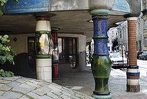Biosphoto | 1602162 | Colourful columns, Hundertwasserhaus, Vienna, Austria, Europe | © Silvana Guilhermino / imageBROKER / Biosphoto